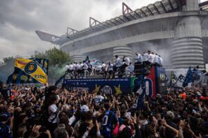 Scudetto Inter, partiti i bus scoperti da San Siro. Zanetti: “Scritta storia del club”