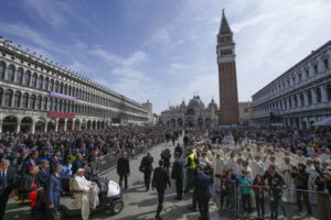 Papa Francesco a Venezia: “Nessuno deve togliere dignità alle persone”