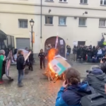 Torino, manifestanti danno fuoco a effigi leader G7