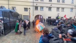 Torino, manifestanti danno fuoco a effigi leader G7