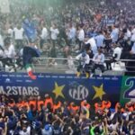 Festa Inter, partiti da San Siro i bus scoperti: il bagno di folla visto dall’alto