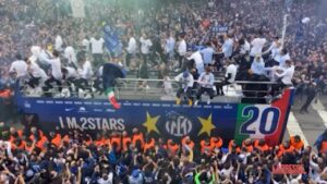 Festa Inter, partiti da San Siro i bus scoperti: il bagno di folla visto dall’alto