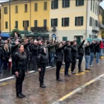 Fascismo, saluti romani alla commemorazione di Dongo: antifa cantano ‘Bella ciao’