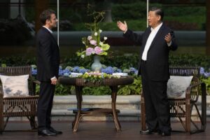 Macron, in occasione della sua visita in Cina, partecipa ad alla cerimonia del tè con il presidente Xi Jinping