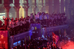 Inter, festa scudetto a Milano - il pullman arriva in Duomo