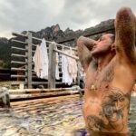 Fabrizio Corona nudo sui social: “Mi godo la vita”