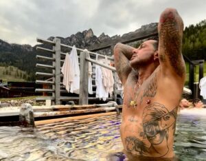 Fabrizio Corona nudo sui social: “Mi godo la vita”