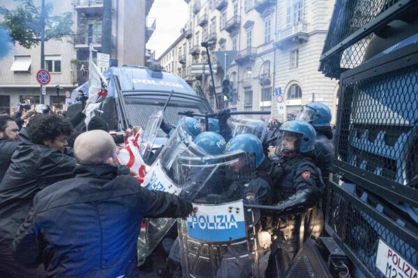 Torino, scontri al corteo pro-Palestina organizzato dai centri sociali e collettivi studenteschi