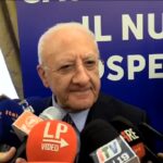 De Luca ironizza su convention Pescara: “Manager di Stato con maglietta FdI sembravano prigionieri politici”
