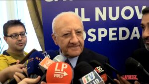De Luca ironizza su convention Pescara: “Manager di Stato con maglietta FdI sembravano prigionieri politici”