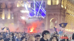 Festa Inter, tifosi in delirio in Piazza Duomo