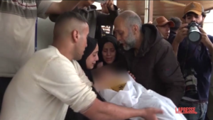 Raid di Israele su Rafah, almeno 22 morti: parenti delle vittime in lacrime