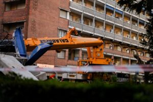 Torino, Crollo gru in via Genova: l'area chiusa e il sopralluogo dei Vigili del Fuoco