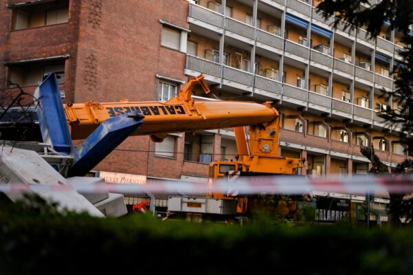 Torino, Crollo gru in via Genova: l'area chiusa e il sopralluogo dei Vigili del Fuoco