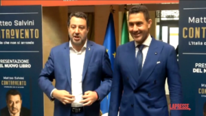 Salvini, siparietto durante la foto con Vannacci: “Più a destra non si può”