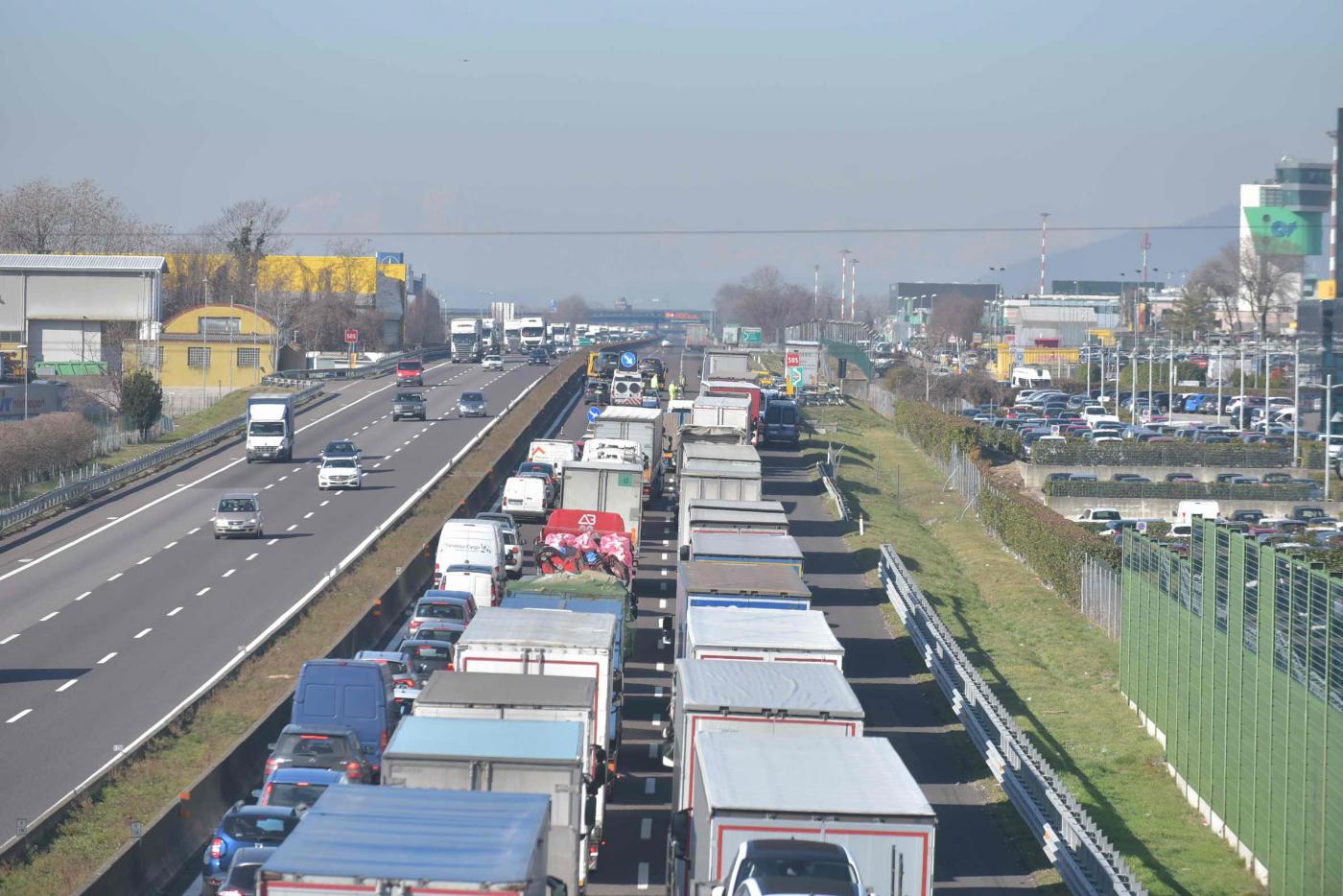Autostrada A4, due incidenti in pochi minuti: traffico molto intenso