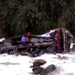 Perù, pullman si ribalta e finisce in un fiume: 25 morti