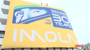 Ayrton Senna, decine di persone all’autodromo di Imola per ricordare il campione brasiliano