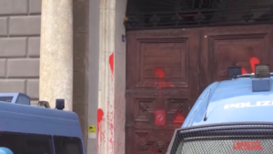 Primo maggio, a Napoli vernice rossa contro la sede dell’Unione industriali