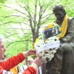 Ayrton Senna, l’omaggio dei fan alla statua del campione