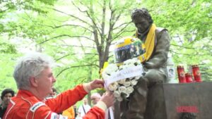 Ayrton Senna, l’omaggio dei fan alla statua del campione