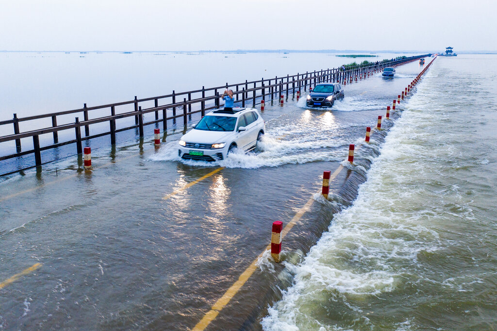 Cina, crolla autostrada nel sud: almeno 19 morti