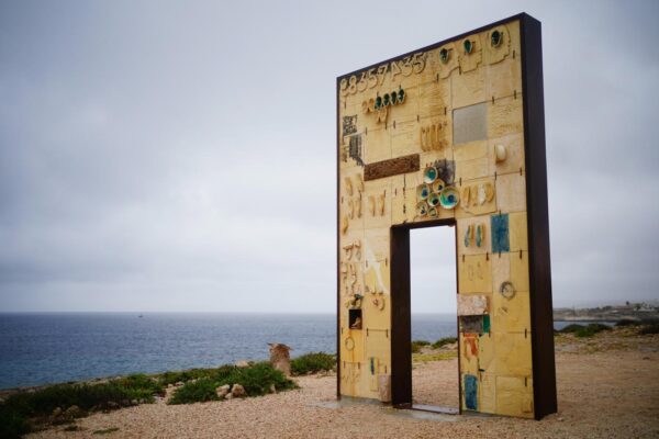 James Cleverly durante una visita a Lampedusa