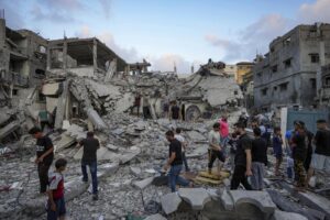 Striscia di Gaza, distruzione dopo il raid aereo israeliano Deir al Balah
