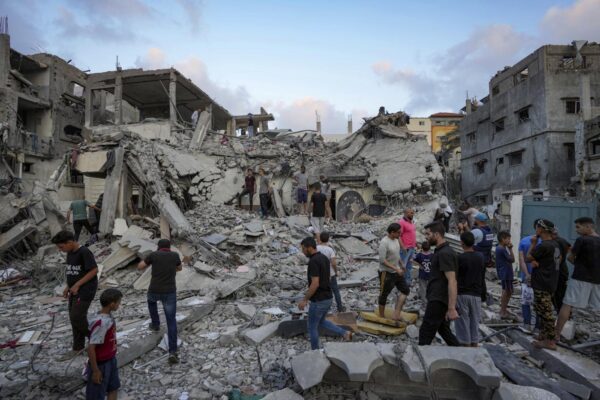 Striscia di Gaza, distruzione dopo il raid aereo israeliano Deir al Balah