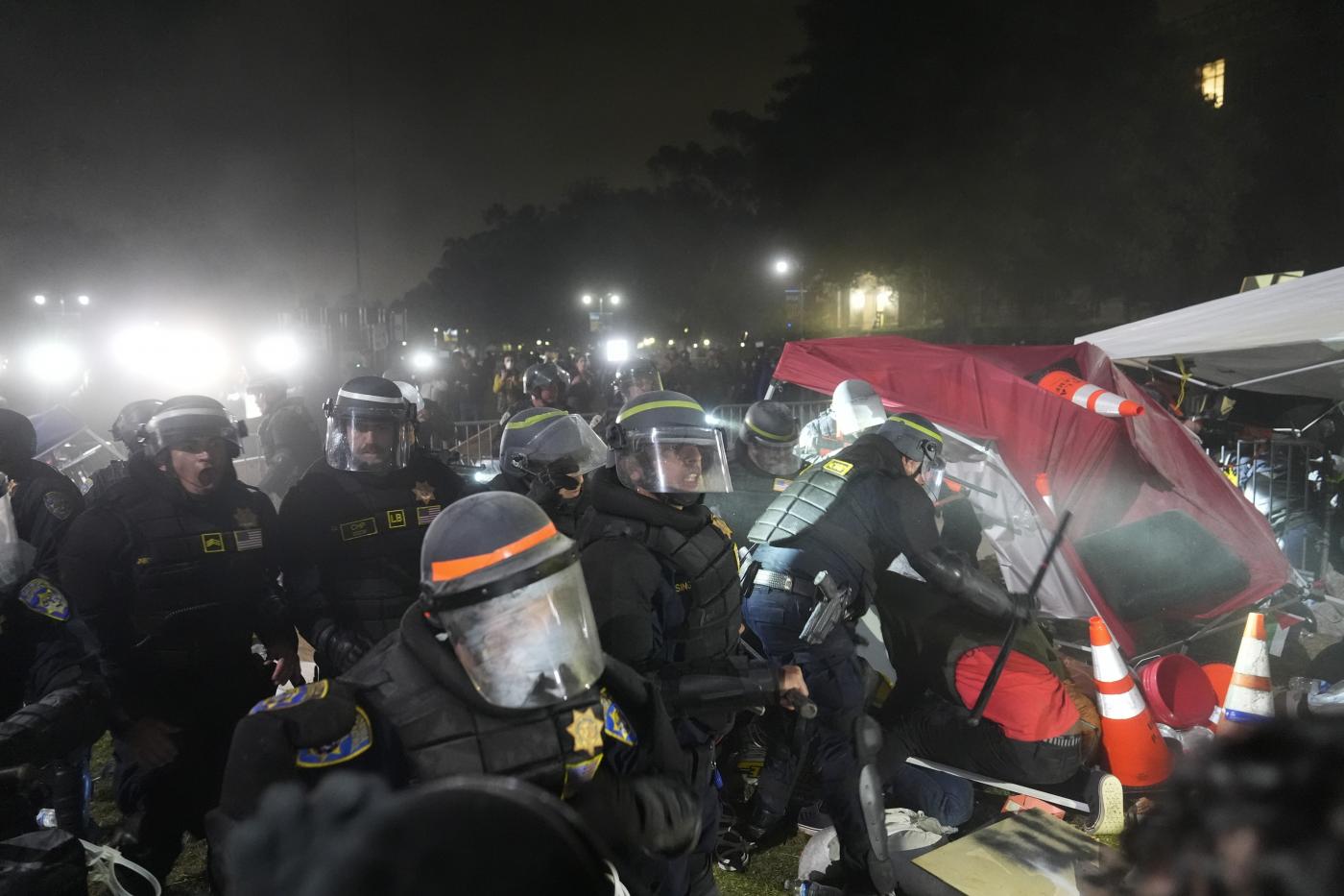 Usa, proteste pro Palestina alla Ucla: polizia entra nel campus e lo sgombera