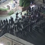 Usa, proteste pro Palestina: polizia pronta a disperdere manifestanti alla Ucla