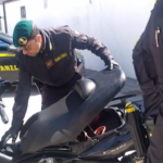 Pescara: nasconde hashish in tasca e pistola rubata nello scooter, arrestato 20enne