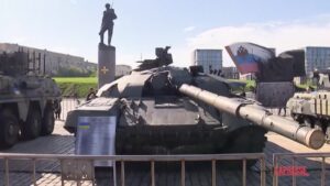 Russia, carri armati occidentali catturati in Ucraina in mostra a Mosca