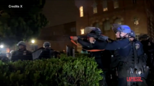 UCLA, polizia spara proiettili di gomma nel campus contro studenti pro-Gaza