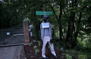Trentino, animalisti contro Fugatti: “impiccano” un manichino con la scritta “Killer di orsi”