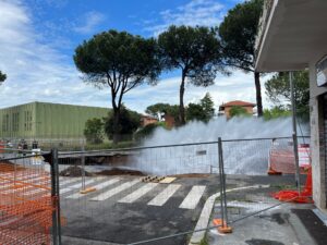 Roma, grossa perdita d’acqua: si allarga voragine al Quadraro