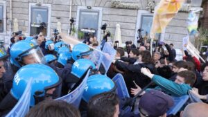 Vannacci a Napoli, tensioni tra manifestanti e polizia