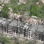 Ucraina, le riprese del drone mostrano la devastazione di Chasiv Yar