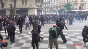 Primo Maggio, Parigi: la polizia usa i gas lacrimogeni per disperdere i manifestanti