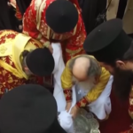 Gerusalemme, il rito della lavanda dei piedi dei cristiani ortodossi davanti al Santo Sepolcro