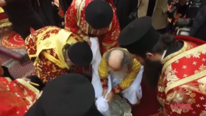 Gerusalemme, il rito della lavanda dei piedi dei cristiani ortodossi davanti al Santo Sepolcro