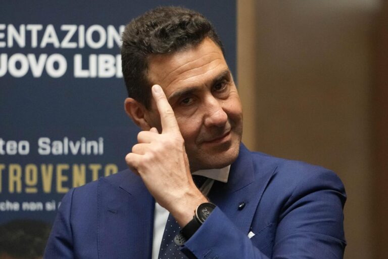 Il leader della Lega Matteo Salvini alla presentazione del suo libro affiancato dal generale Roberto Vannacci