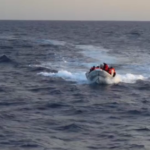 Migranti, Emergency: “Soccorse 87 persone su barchino alla deriva al largo della Libia”