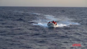Migranti, Emergency: “Soccorse 87 persone su barchino alla deriva al largo della Libia”