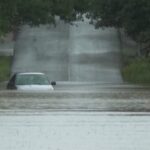 Usa, in Texas strade come fiumi: e c’è chi si mette a pescare