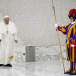 Papa Francesco arriva in udienza nell'Aula Papa Paolo VI in Vaticano,