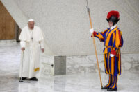 Papa Francesco arriva in udienza nell'Aula Papa Paolo VI in Vaticano,