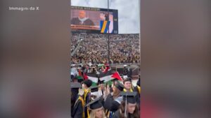 Michigan, attivisti pro-Palestina interrompono la cerimonia di laurea