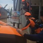 Indonesia, frane e inondazioni: soccorsi in azione con i gommoni