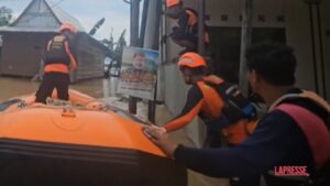 Indonesia, frane e inondazioni: soccorsi in azione con i gommoni